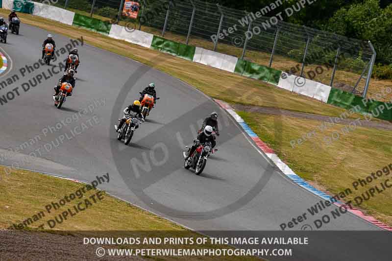 Vintage motorcycle club;eventdigitalimages;mallory park;mallory park trackday photographs;no limits trackdays;peter wileman photography;trackday digital images;trackday photos;vmcc festival 1000 bikes photographs